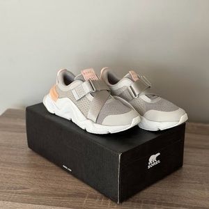🚨 LIQUIDATION 🚨 Sorel Women's Kinetic RNEGD Strap Sneaker, Dove, Peach